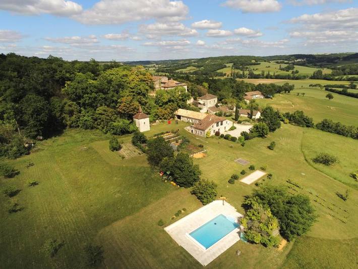 Location de vacances pour 20 personnes, avec Terrasse et Jardin ainsi que Piscine et Vue à Sainte-Alauzie