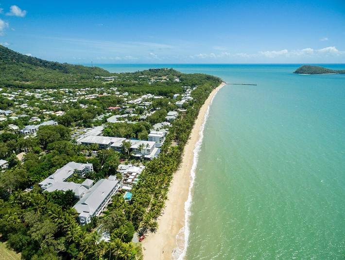 Holiday home for 8 people, with garden and pool as well as balcony in Palm Cove