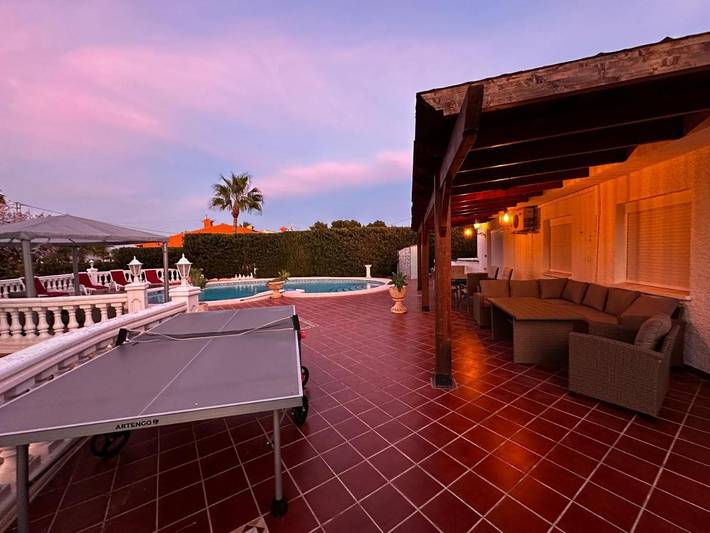 Chalet para 8 personas, con vistas además de balcón y piscina en Marina Baja - 3