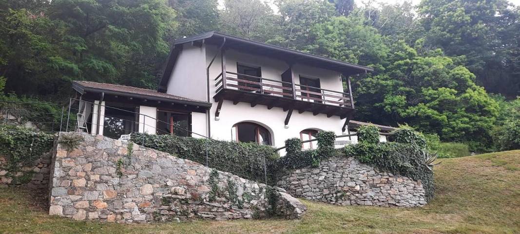 Location de vacances pour 4 personnes, avec balcon et vue ainsi que jardin et vue sur le lac dans Massino Visconti - 3