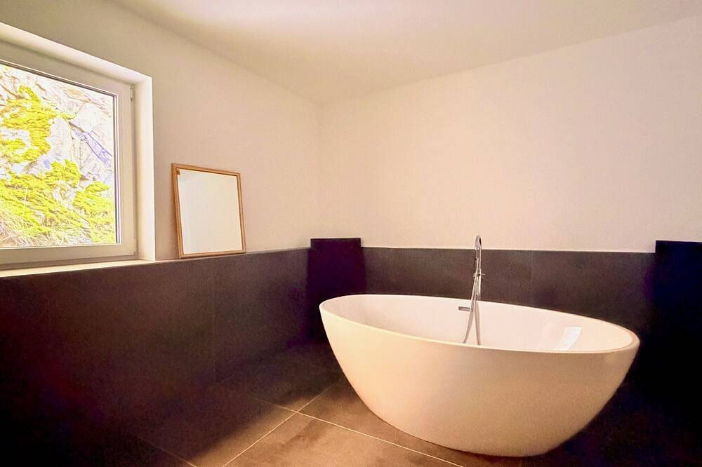 Ferienhaus 'Whirlpool Sauna Pool' mit Bergblick, Privatpool und Wlan in Bad Ems, Lahn-Taunus
