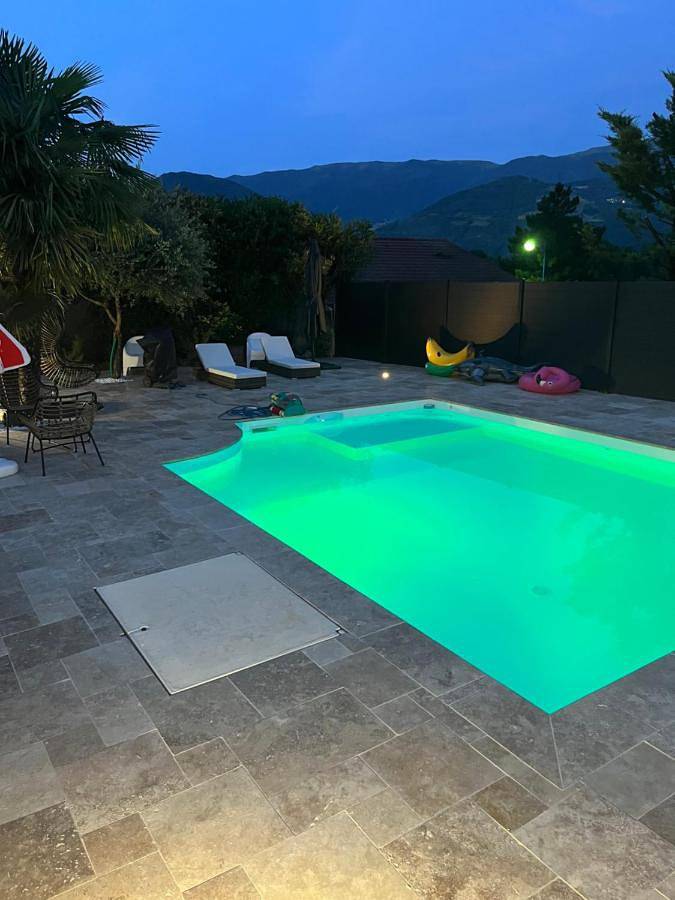 Gîte pour 4 personnes, avec Terrasse et Jardin ainsi que Piscine et Vue à Lumbin