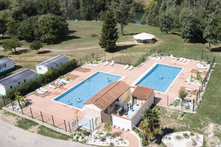 Camping pour 4 personnes, avec Terrasse et Piscine
