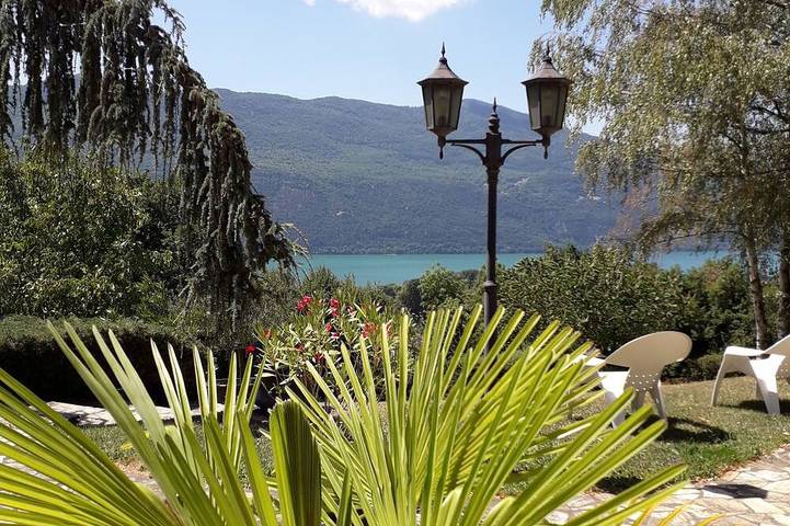 Location de vacances pour 6 personnes, avec piscine à Brison-Saint-Innocent