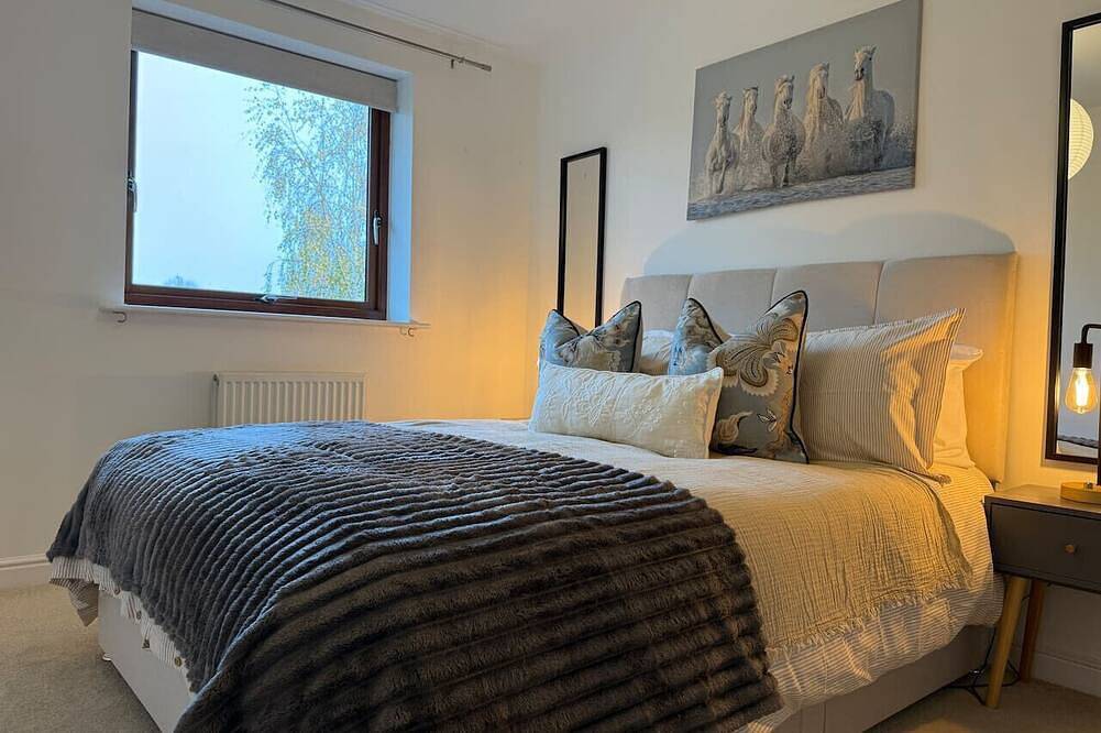 Entire apartment, 2 Bedroom Flat Free Parking Close to Gatwick in Crawley, West Sussex