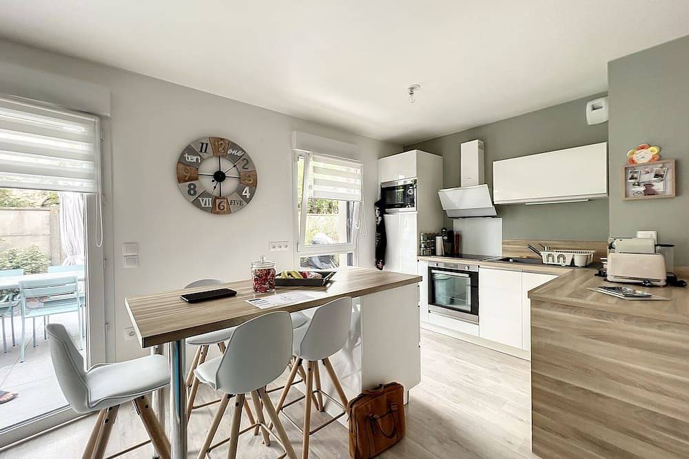 Entire apartment, Appartement Lumineux et Spacieux, de Plain Pied Avec Jardin, Terrasse et Parking in Lion-sur-Mer, Caen region