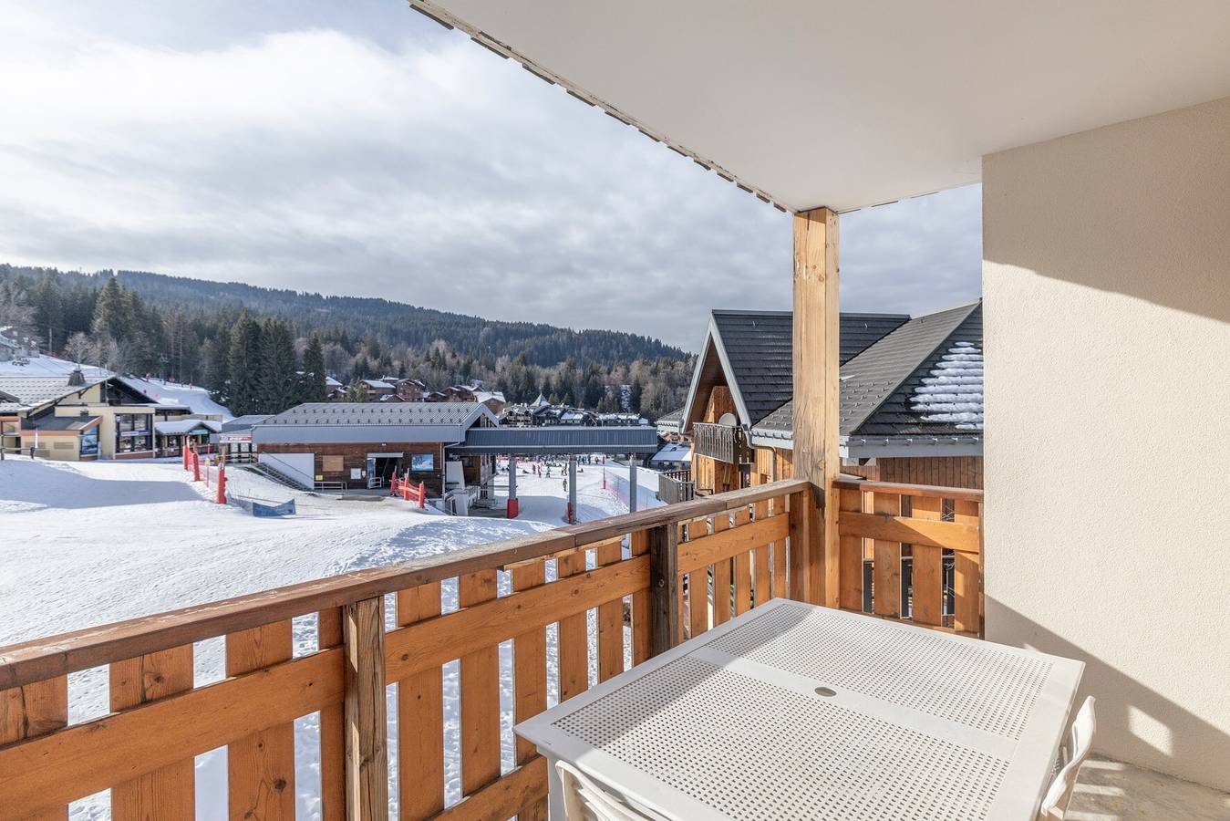 Appartement entier, Appartement « 8 Pers – Pied des pistes » avec vue montagne, terrasse privée et Wi-Fi in Station de Morillon, Grand Massif