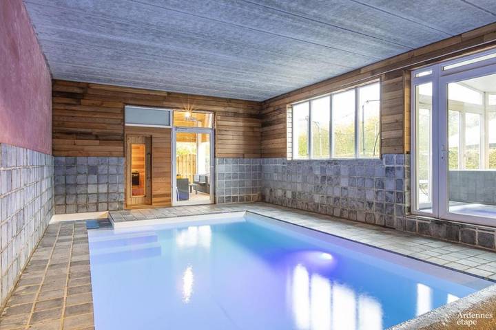 Location de vacances pour 15 personnes, avec sauna ainsi que jardin et piscine à Stoumont