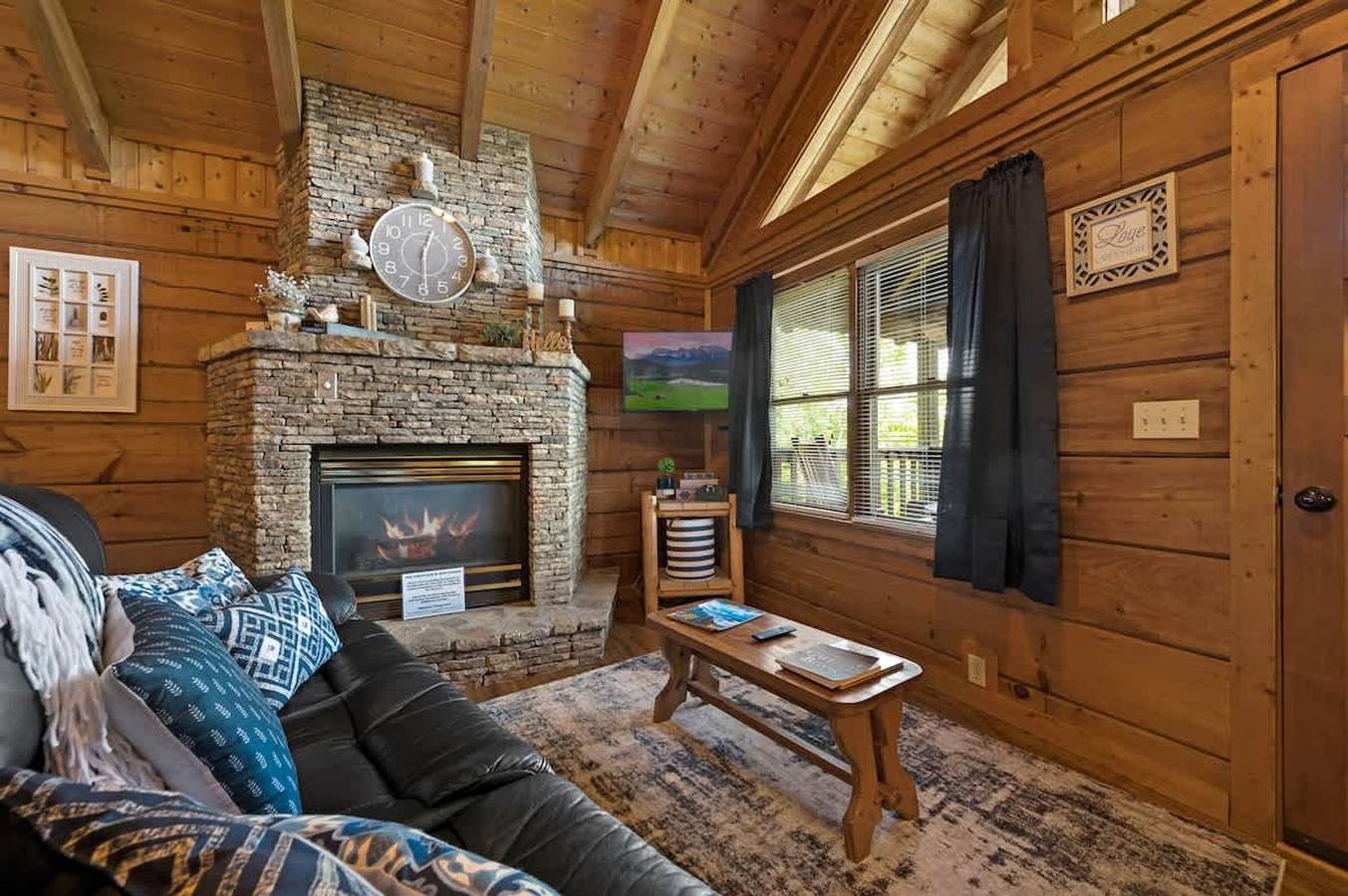 Ganze Wohnung, View Location Studio Log Cabin Hot Tub Fireplace in Pigeon Forge, Sevier County