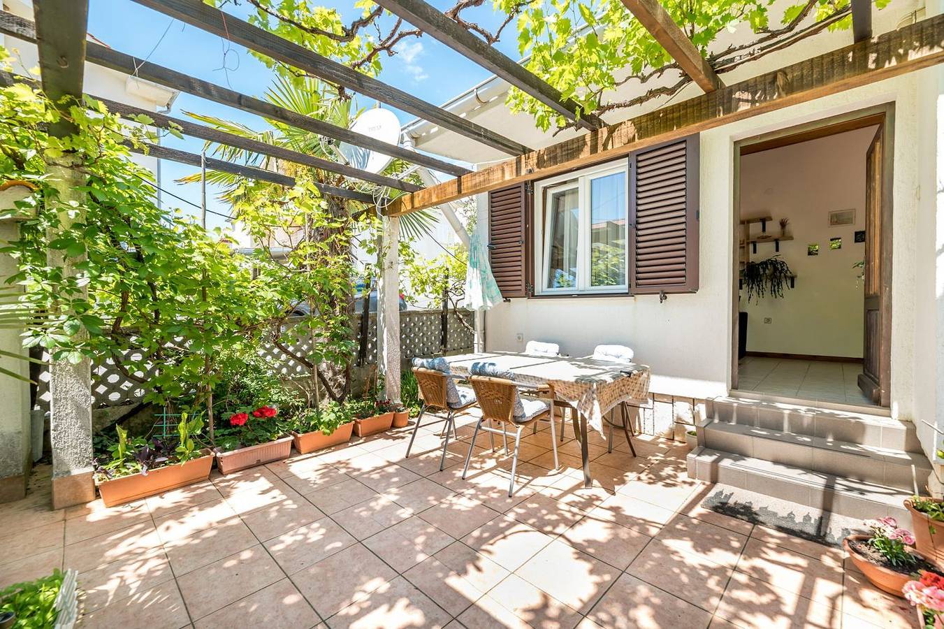 Mediterranes Ferienhaus nur 550 Meter zum Strand mit Grillbereich, privater Terrasse, Parkplatz in Baška, Krk (Croazia)