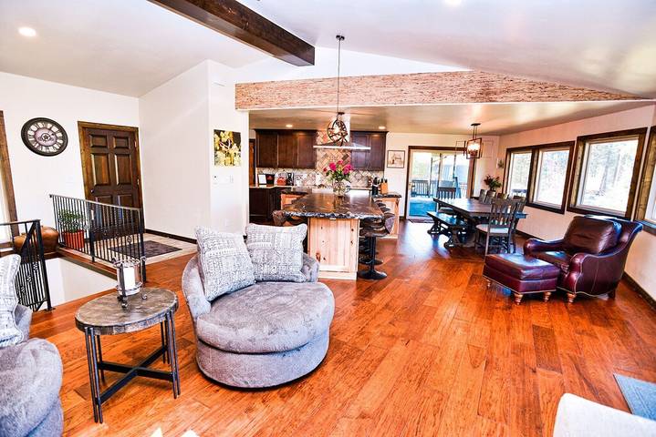 Vacation house for 19 people, with yard and hot tub as well as sauna and balcony in Idaho