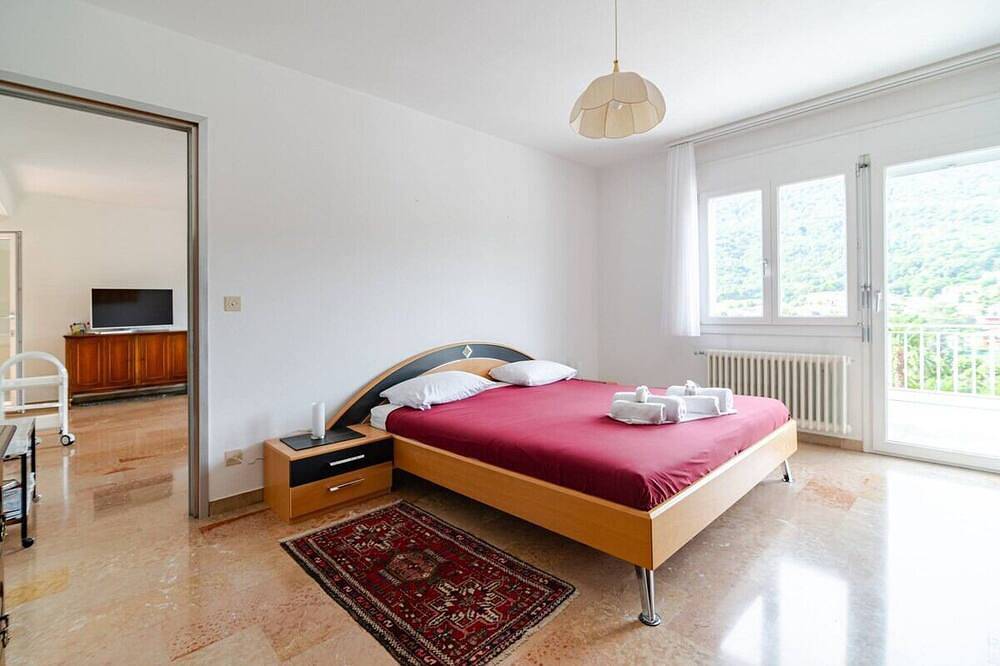 Villa in Caslano Tessin   Privathaus mit Pool, 150 m vom Luganer See entfernt. in Caslano, Luganersee