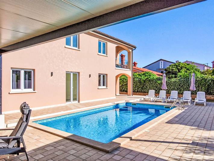 "Suzy" mit privatem Pool in Medulin Stadt, Medulin