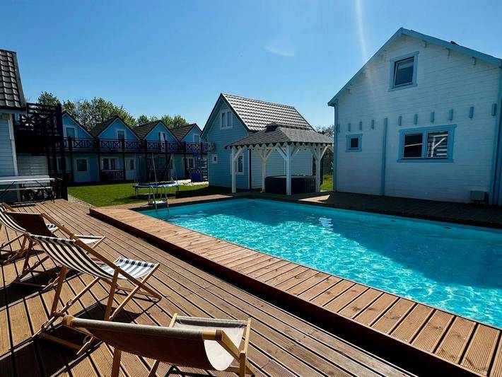 Ferienhaus für 4 Personen, mit Balkon und Whirlpool sowie Garten und Pool in Rewal