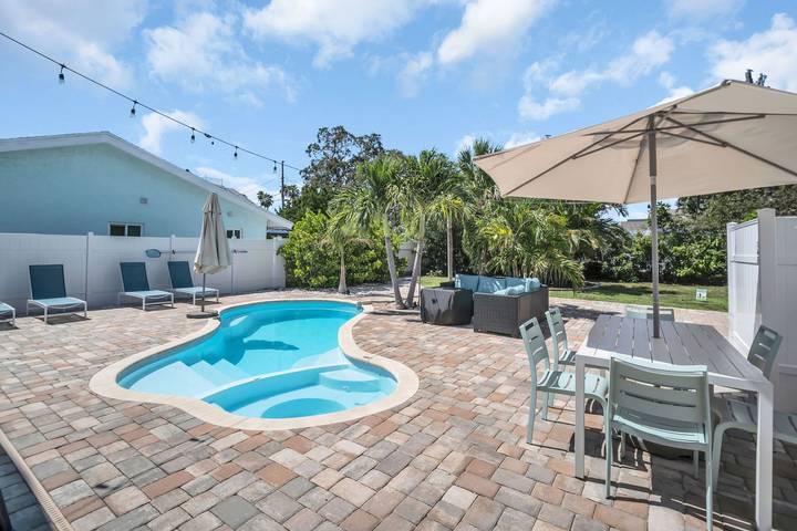 Vacation rental for 5 people, with yard and balcony, kid friendly in Indian Rocks Beach