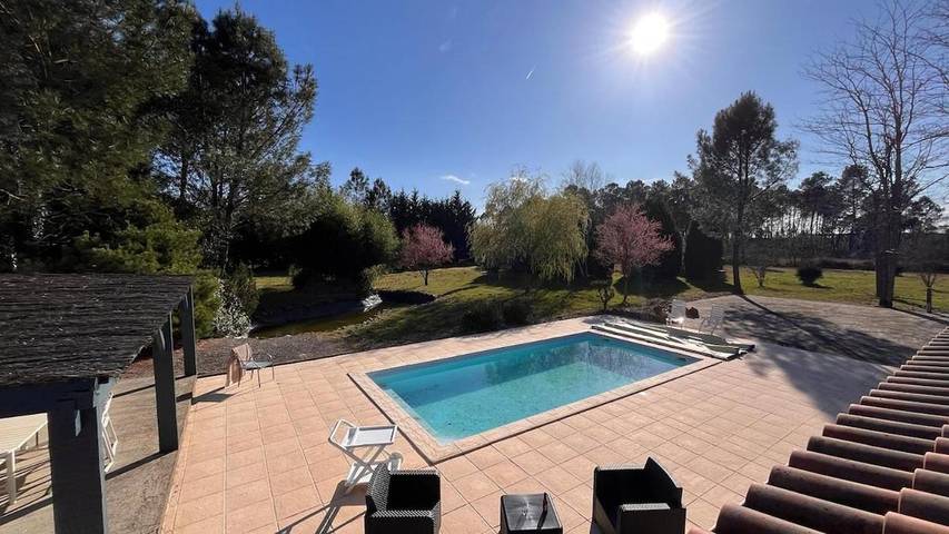 Gîte pour 16 personnes, avec piscine et jardin à Saint-Yaguen