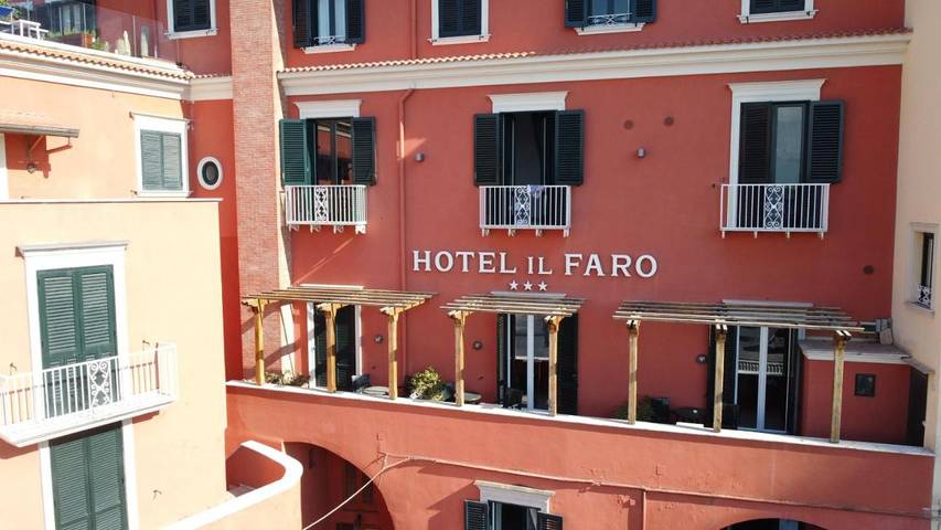 Hôtel pour 2 personnes, avec vue ainsi que terrasse et piscine à Sorrento - 3