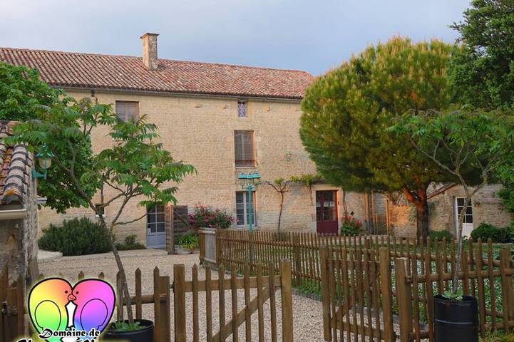 Location de vacances pour 28 personnes, avec jardin et terrasse à Theil-Rabier