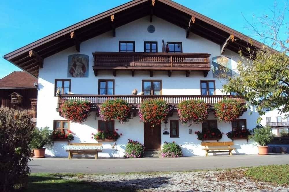 Ganze Wohnung, Ferienwohnung Iii Flieder mit eigenem Balkon, 1-2 Pers., 2.Og in Chieming, Chiemsee