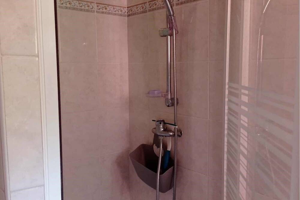 Entire apartment, Between hill and sea - swimming pool, nature and warm welcome in La Farlède, Toulon region