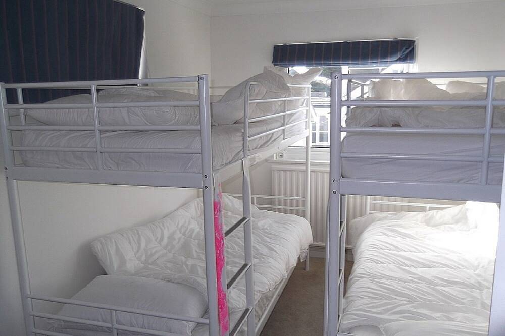 Stunning sea views and sunsets 4 min from beach and surfing.  Sleeps 12 in St Minver Lowlands, Pentire Point - Widemouth