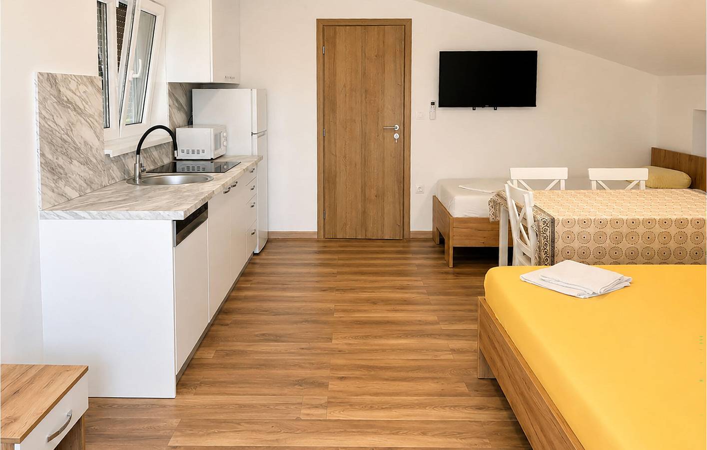 Ganze Ferienwohnung, Urlaubsparadies an der Küste: Luftiges Apartment mit Meerblick und Garten, 800 m vom Strand entfernt in Pag