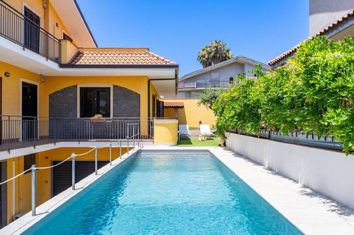 Casa vacanza per 11 persone, con giardino in Mascali