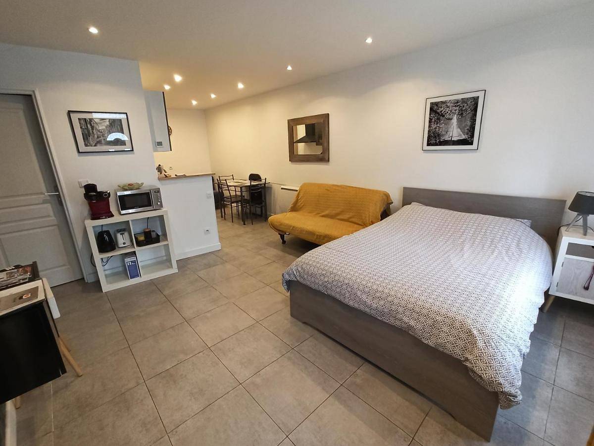 Appartement entier, One-Bedroom Apartment in Val-d'Oise