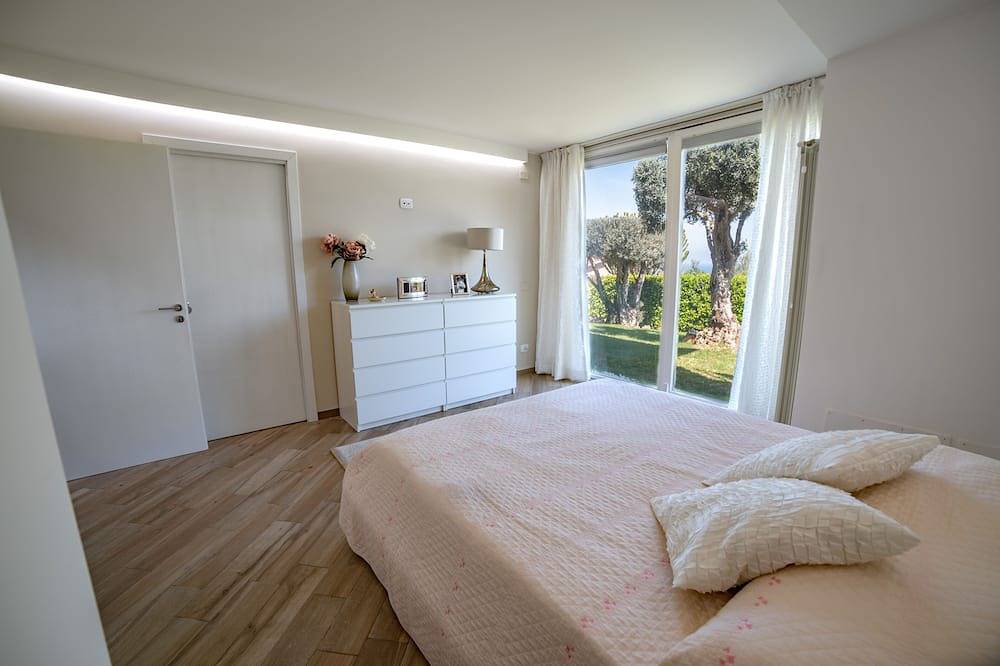 Villa with pool, 3 km's away from the sea, stunning 180° view on the sea in Carini, Palermo Province