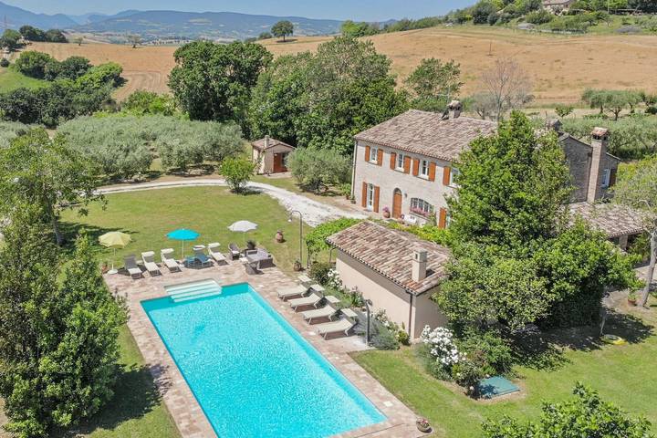 Location de vacances pour 10 personnes, avec piscine et jardin, animaux acceptés à Serrungarina