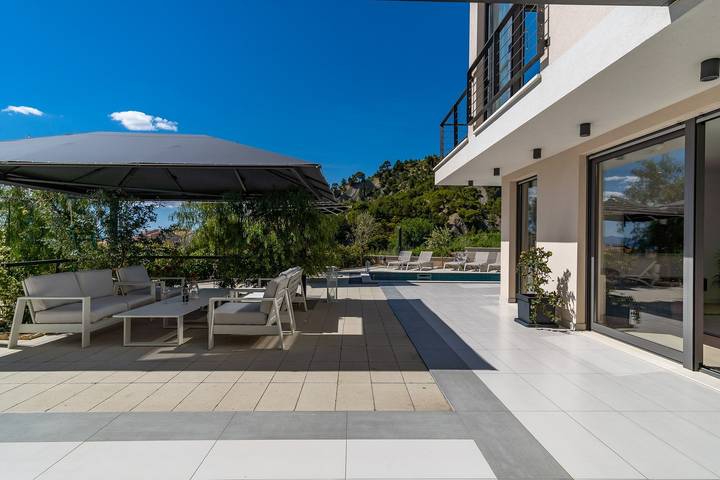 Location de vacances pour 8 personnes, avec Balcon/Terrasse et Vue sur l’océan ainsi que Jardin et Piscine à Podstrana - 2