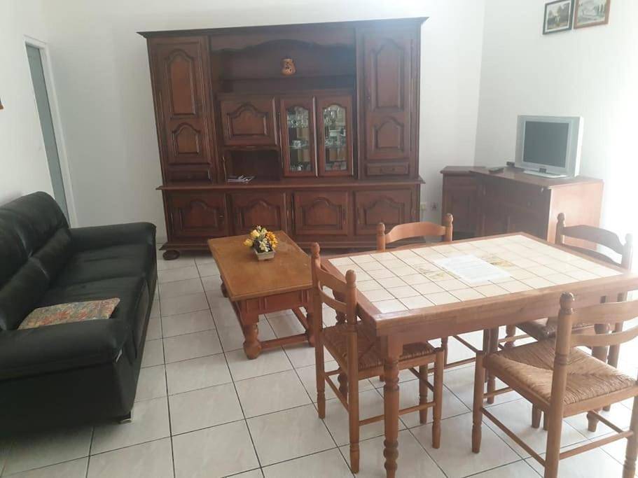 Appartement entier, One-Bedroom Apartment in Loupian, Côte méditerranéenne (France)