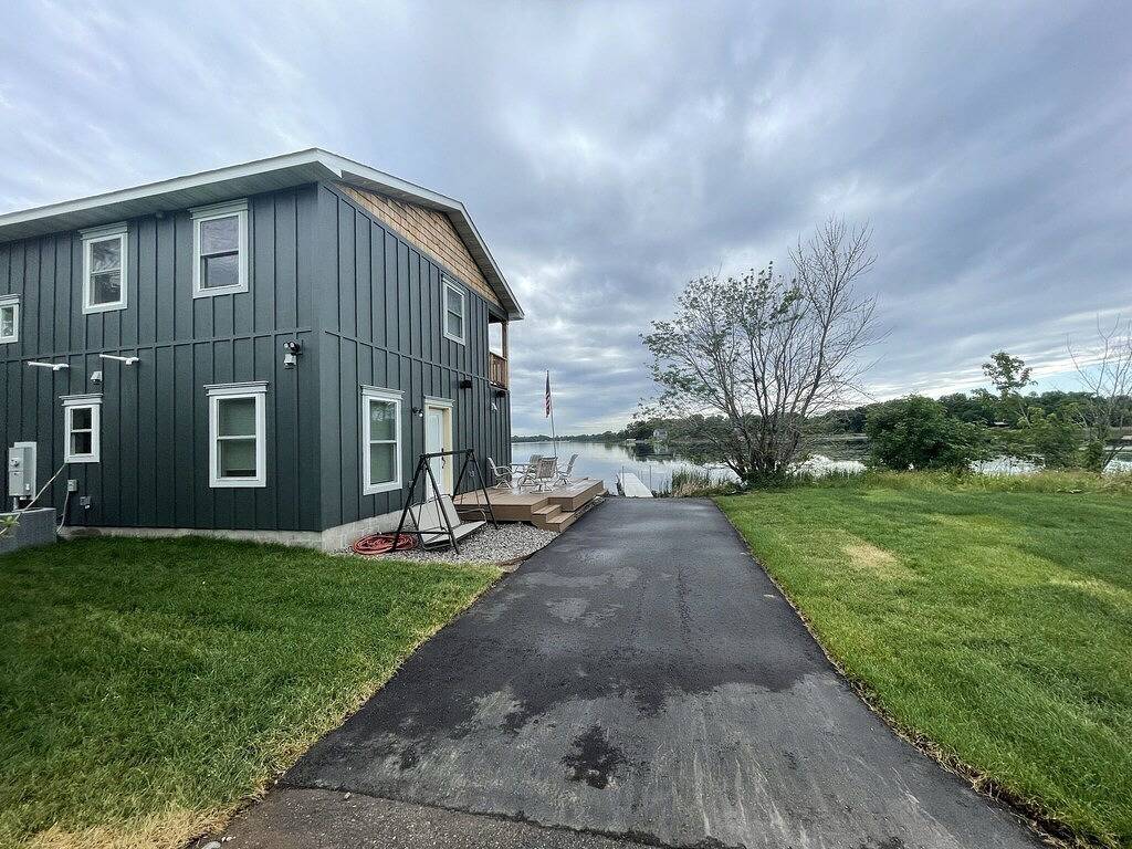 3 Bed Lake House with Balconies and Hot Tub in Chisago County