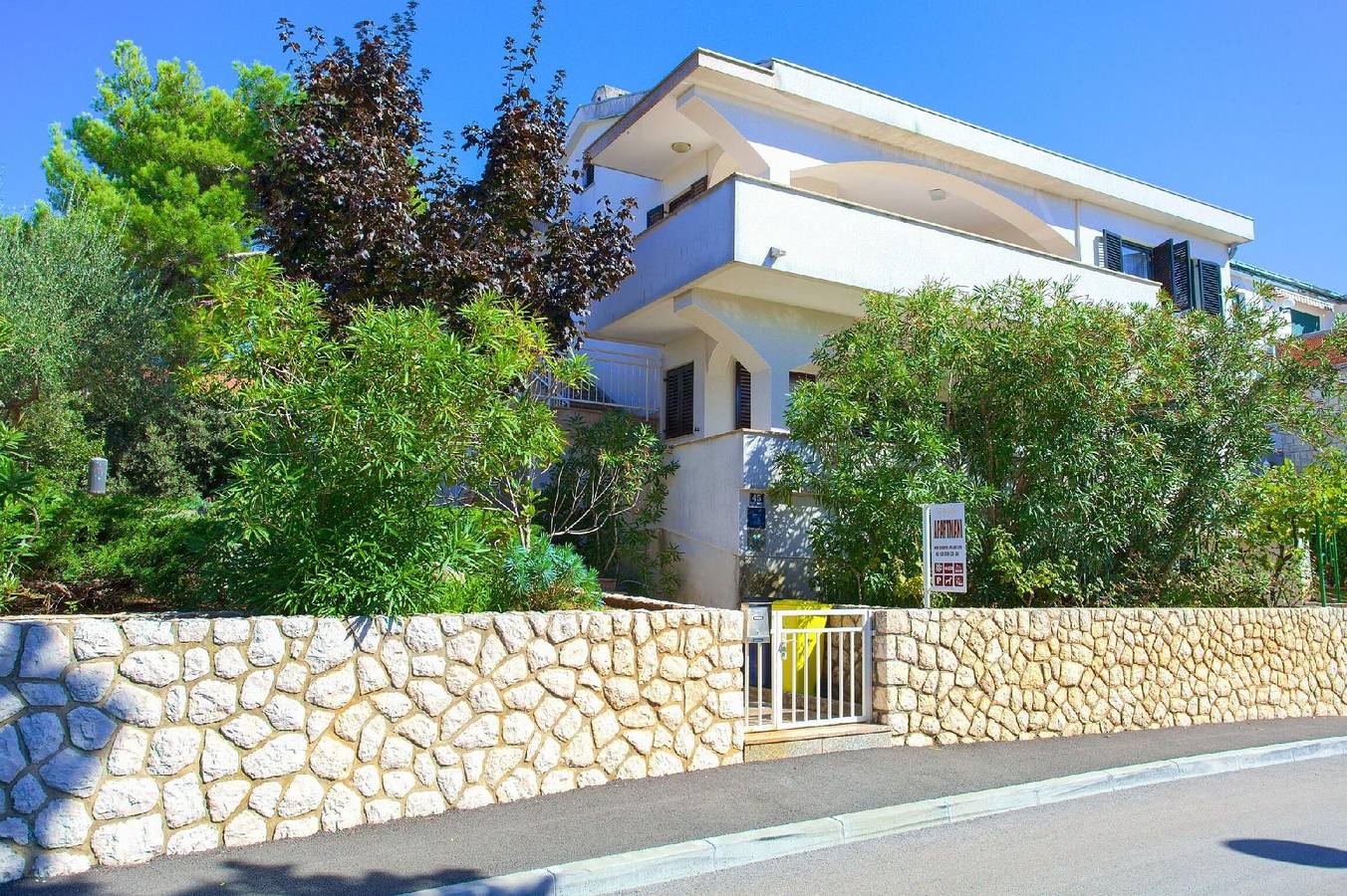Geheel vakantieappartement, Holiday apartment "Vlatko1" directly on the beach in Punat, Krk