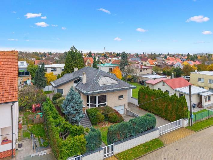 Villa para 12 pessoas, com vista e sauna e ainda jardim and piscina em Praga