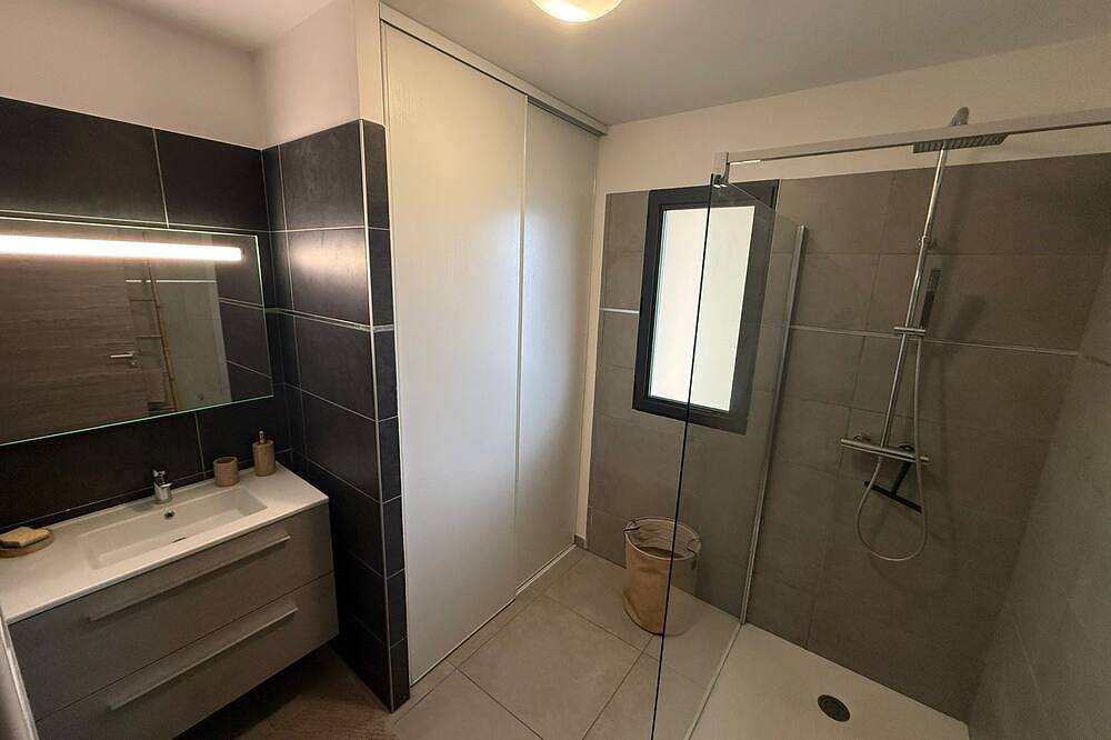 Appartamento intero, Apartment in Furiani close to all amenities in Furiani, Capo Corso