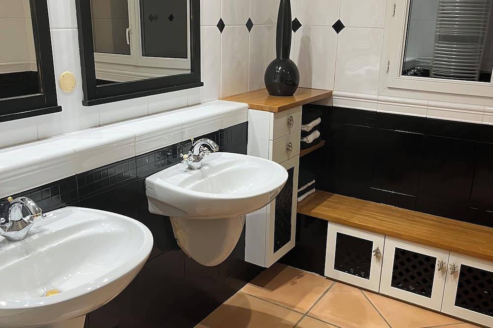 Beautiful single storey house of 160 m2 fully fenced with swimming pool in Saint-Sulpice-la-Pointe, Castres region