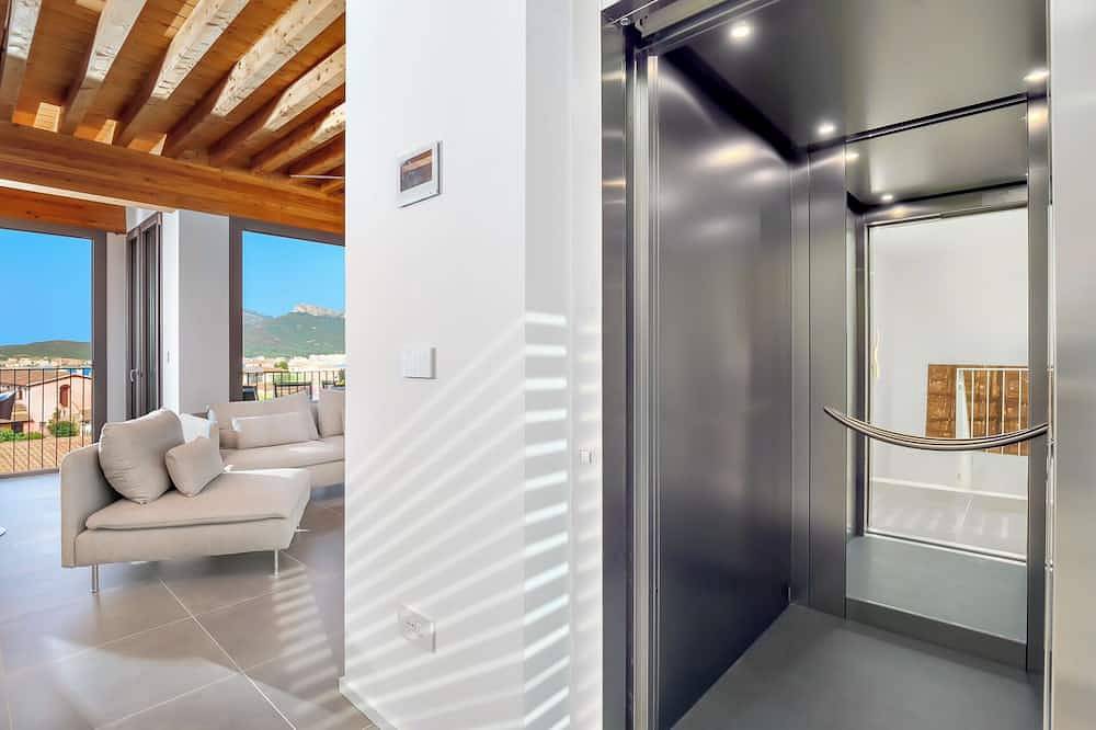Villa Mirtillo with sea view and pool 400 mt from Golfo Aranci beach in Quinta Spiaggia, Golfo Aranci