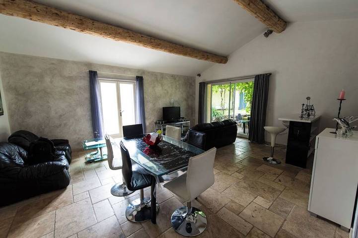 Just a short walk from the Luberon Mountains—accommodations for up to six people in Maubec, Regionaler Naturpark Luberon