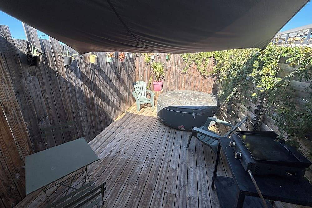 Appartement entier, Charmant Studio Avec Jacuzzi et Terrasse et plancha in Aimargues, Côte méditerranéenne (France)