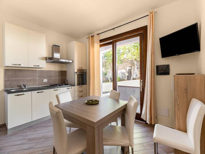 Appartamento intero, Climatizzato con giardino e posteggio privato in Muntiggioni, Badesi