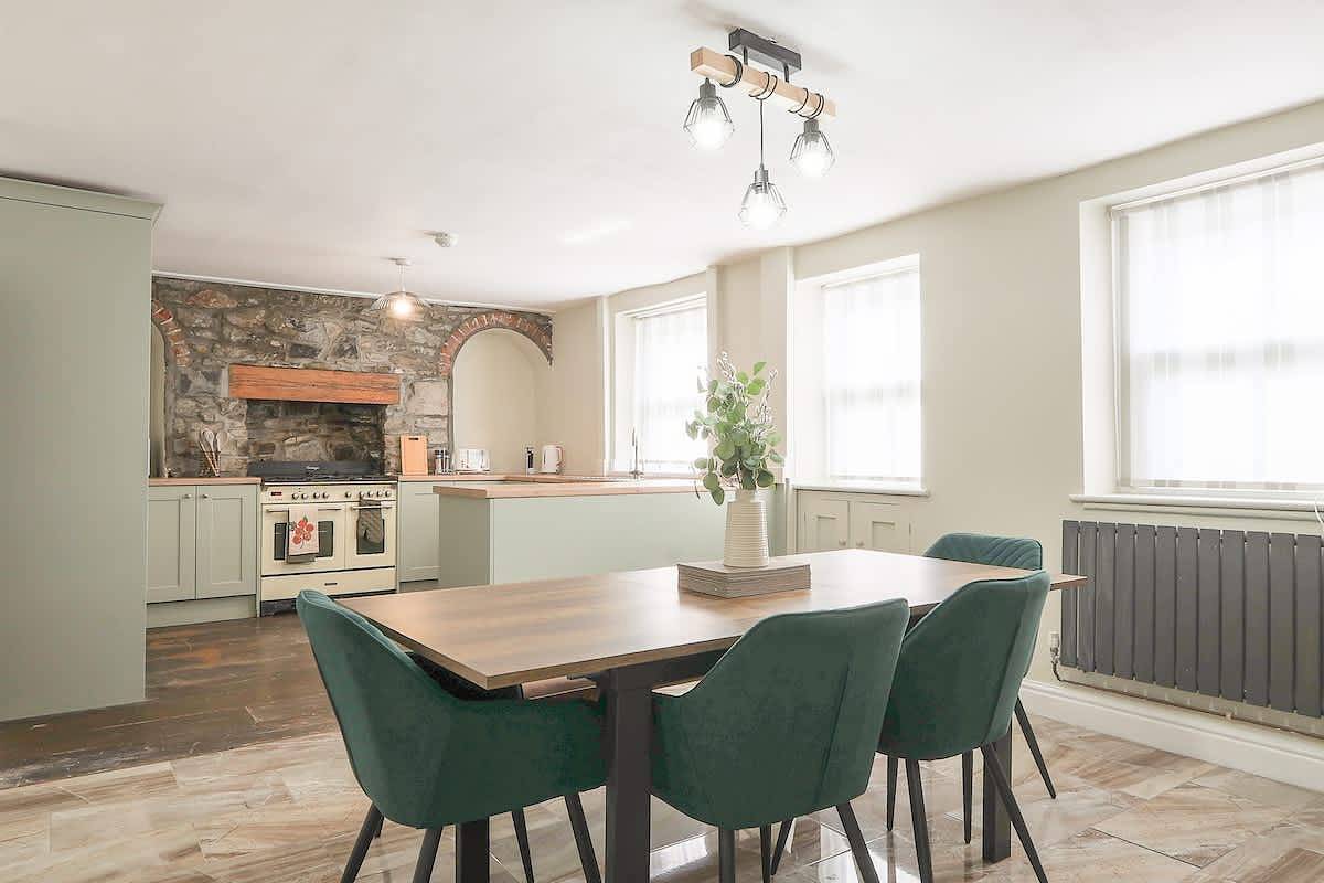 Unique Swansea Home | Parking for 5 & Games Room in Swansea, Swansea region
