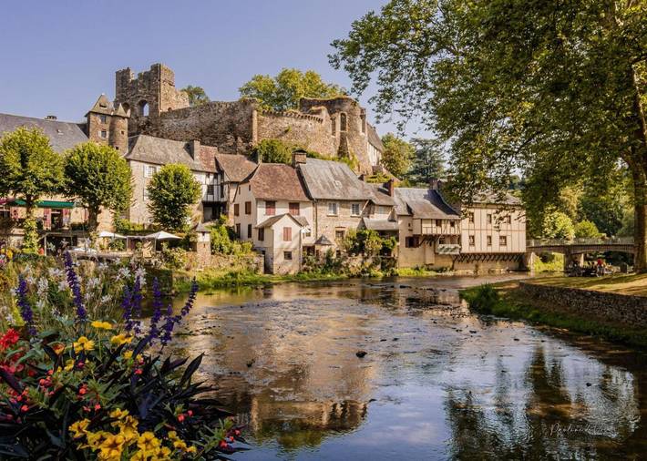 Location de vacances pour 2 personnes, avec Terrasse ainsi que Jardin et Vue à Ségur-le-Château