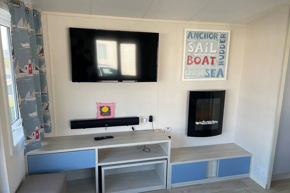 Beautiful modern Gold 3 bedroom caravan in West Sussex