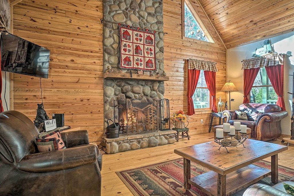 Outdoor Adventure - Charming Cabin w/ Hot Tub in Chattahoochee National Forest