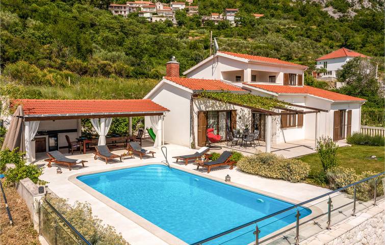 Geräumige 135 m² große Wohnung mit Pool, Terrasse und WLAN in Dalmatinisches Zagora