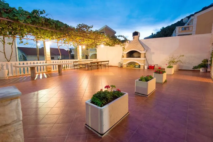 Villa für 5 Personen, mit Ausblick und Terrasse - 1