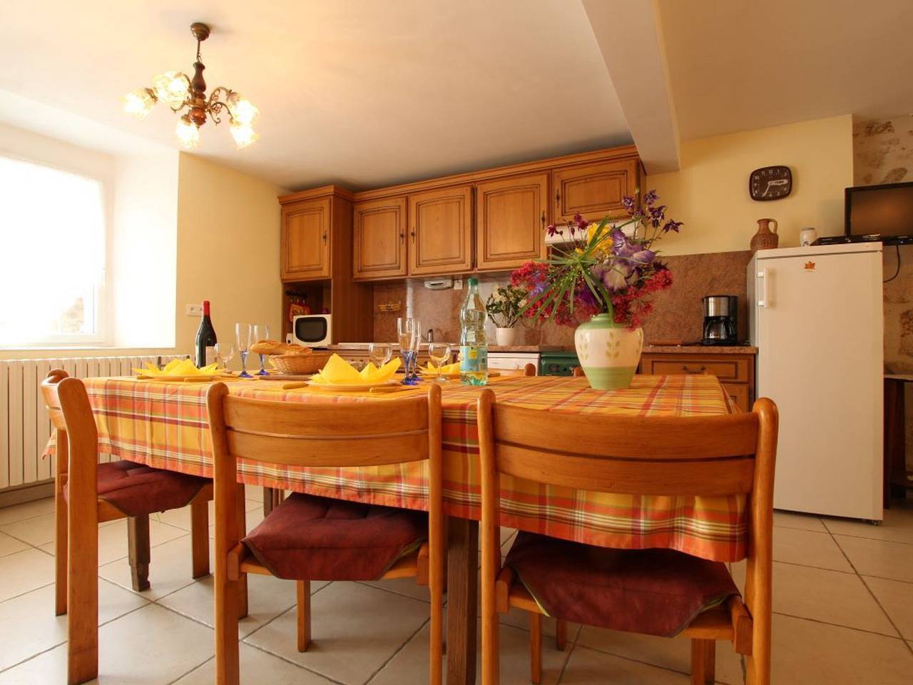 Gîte de charme en Auvergne, cour fermée, jardins privés, Bbq, babyfoot, proche St Jacques de Compostelle in Saint-Georges-Lagricol, Parc Naturel Régional Livradois-Forez