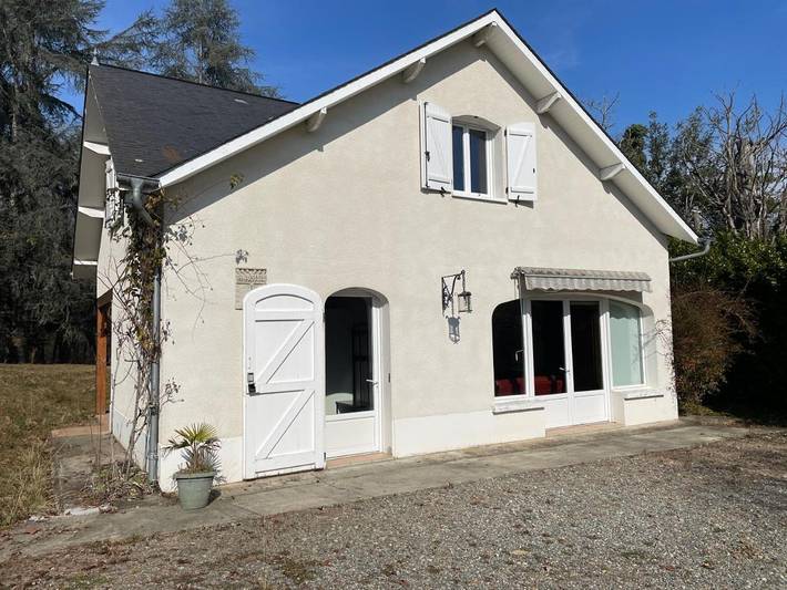 Location de vacances pour 6 personnes, avec piscine ainsi que vue et jardin, adapté aux familles à Gan - 4