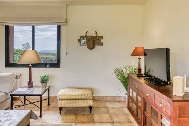 Holiday Home 'Josi' with Shared Pool, Private Terrace and Wi-Fi in Navata, Upper Empordà